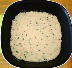 倒入抹油的锅中，铺平。