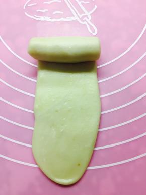 放置后，开口向上。再次擀成牛舌型。力道同样别太大。