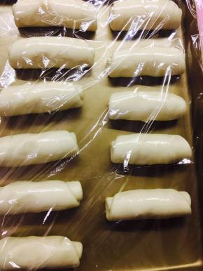 擀好后，从上往下卷起来。放置15分钟。