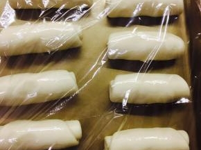 擀好后，从上往下卷起来。放置15分钟。