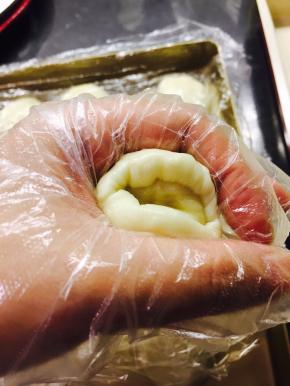 虎口收紧，推皮收口。收口朝下。放置于烤盘中，盖保鲜膜放置15分钟。