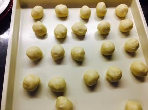 油皮分成25克，油酥15克。揉成小团。过程中要盖保鲜膜。保证不会干。