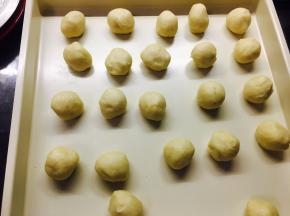 油皮分成25克，油酥15克。揉成小团。过程中要盖保鲜膜。保证不会干。