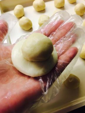 取一油皮，按成饼，将油酥置于中间位置。