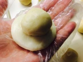 取一油皮，按成饼，将油酥置于中间位置。
