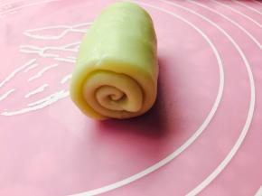 擀好，卷起来。放置15分钟。