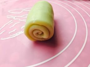 擀好，卷起来。放置15分钟。