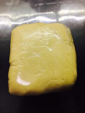 油酥，低粉，猪油用刮刀搅拌均为，成团包裹保鲜膜放置30分钟。如果室温比较高。可以放到冰箱里。