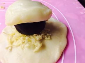 麻薯的量自己把握。喜欢可以多加些。但是要保证可以包裹住哦。也可以事先将馅料部分组合一下。