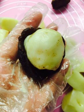 蛋黄烤熟。豆沙分成25克一份。包的过程可以自由搭配，肉松，麻薯，蛋黄，豆沙。或者，肉松。豆沙，蛋黄，麻薯。肉松可以事先放点沙拉酱，这样肉松成团不散。