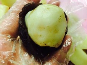 蛋黄烤熟。豆沙分成25克一份。包的过程可以自由搭配，肉松，麻薯，蛋黄，豆沙。或者，肉松。豆沙，蛋黄，麻薯。肉松可以事先放点沙拉酱，这样肉松成团不散。