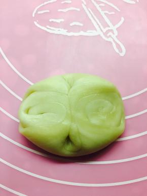 取一个小面卷，沿中间位置按一下，两头折向中间。擀圆。