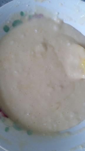 搅拌至无颗粒状，华夫饼机刷油正反各预热一分钟，倒入面糊小火烘烤1分钟，具体看上色情况