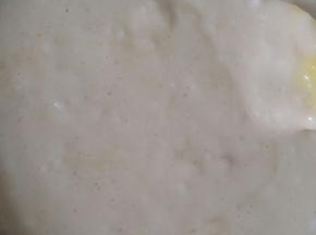 搅拌至无颗粒状，华夫饼机刷油正反各预热一分钟，倒入面糊小火烘烤1分钟，具体看上色情况