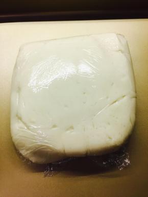 油皮：猪油加入温水，水温不要太高。搅拌将猪油打散。加入中粉糖粉，揉成团。要出膜哦。放置30分钟