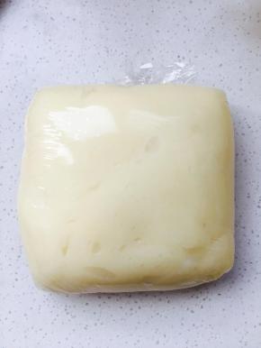 糯米粉，玉米淀粉，加入温牛奶，容器覆盖保鲜膜，蒸15分钟。整好后加入20克黄油，搅拌均匀，待温度可碰，揉成团。保鲜膜包裹备用。