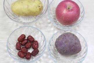 将紫薯、土豆、苹果、去皮，红枣去核后放入蒸锅；