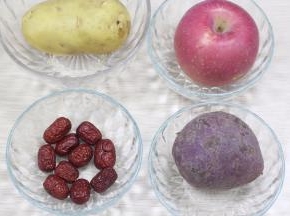 将紫薯、土豆、苹果、去皮，红枣去核后放入蒸锅；