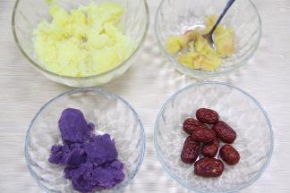 蒸制30分钟即可取出，分别压制成泥，备用；