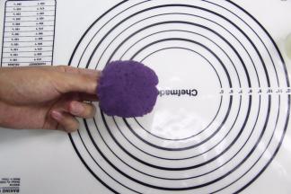 将压好的紫薯泥做月饼皮，重量在1个40g左右；