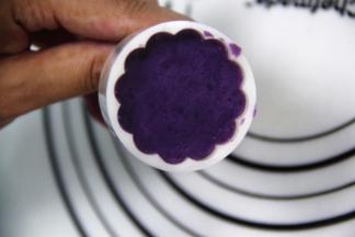 放入月饼模具，均匀填满；