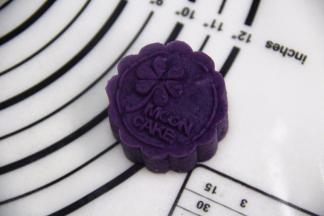 压制成形，出模就可以了；