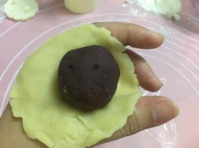 包入馅料，利用手的虎口处轻轻地推动缩口