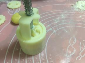 待所有馅料包好后成用模具印出花型