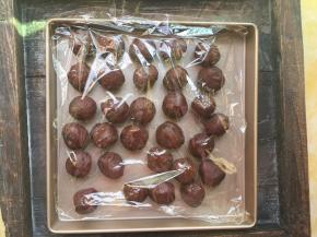 滚成球形，然后将包好咸蛋黄的红豆沙盖上保鲜膜