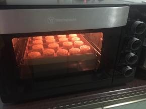 完全晾凉后再放入烤箱继续烤5分钟，依次总共这样烤3次就可以了，最后一次烤好后不要拿出来，放在烤箱冷却过夜，回油了就可以吃了