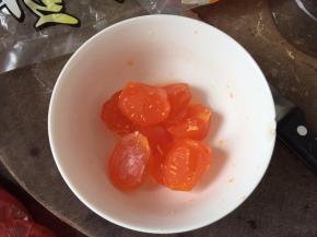 咸蛋黄切成两半放入白酒中滚一滚，我买的是超大颗的咸蛋黄，如果买小号的可以不用切半