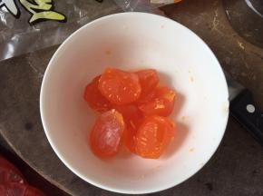咸蛋黄切成两半放入白酒中滚一滚，我买的是超大颗的咸蛋黄，如果买小号的可以不用切半