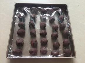 红豆沙称取20g大小的等份，搓成球形，盖上保鲜膜（红豆沙做法见我的菜谱）