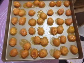 放入预热好的烤箱中层150摄氏度烤8分钟出炉