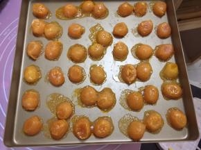 放入预热好的烤箱中层150摄氏度烤8分钟出炉