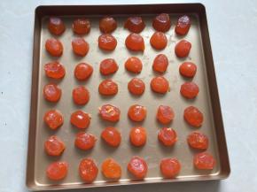 再将蘸白酒的咸蛋黄放入烤盘中