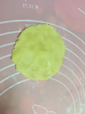 然后压扁，捏成中间厚边缘薄的面皮