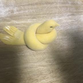 9.眼睛粘上黑芝麻，尾巴用梳子压出纹路，我做了一个尾部中间切开的，有点像鱼尾，其他的没切