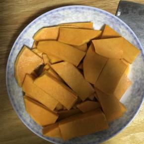1.南瓜洗净切片上锅蒸熟