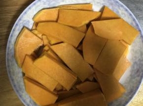 1.南瓜洗净切片上锅蒸熟