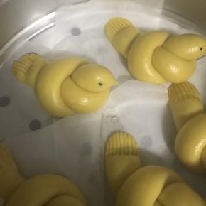 11.待发酵至1.5倍左右时，开火蒸，水开后蒸12分钟，闭火不要马上揭盖，闷5分钟再开锅！