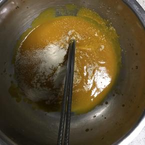 2.用料理机把南瓜打成泥，加入酵母，砂糖搅拌均匀