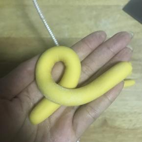 7.拿其中的一条如图打结，头部从底部洞中穿过，一个人，实在拍不出太多的细节