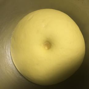 4.发酵至用手轻戳不会回弹