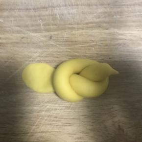 8.头部捏出嘴巴的形状，尾部用手指按扁