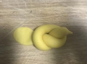 8.头部捏出嘴巴的形状，尾部用手指按扁