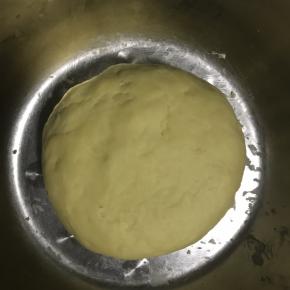 3.压拌成团，不要揉，面会起筋！盖保鲜膜醒面一小时，醒面过程中制作南瓜馅料