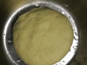 3.压拌成团，不要揉，面会起筋！盖保鲜膜醒面一小时，醒面过程中制作南瓜馅料