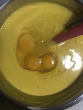 8，加入鸡蛋再次搅拌均匀