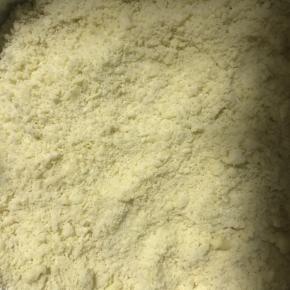 3.用刮刀切拌或者用手搓拌至粗粒状后，倒入约30克牛奶